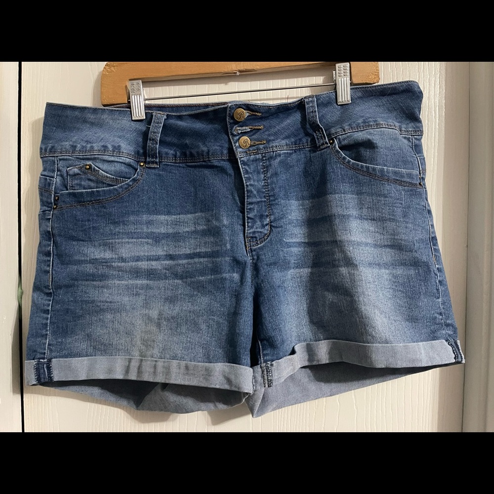 Royalty for me ! Wanna Betta butt!  Jean shorts